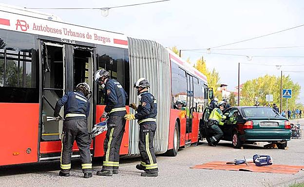 Espectacular simulacro de un accidente de autobús escolar en el Nuevo Bulevar