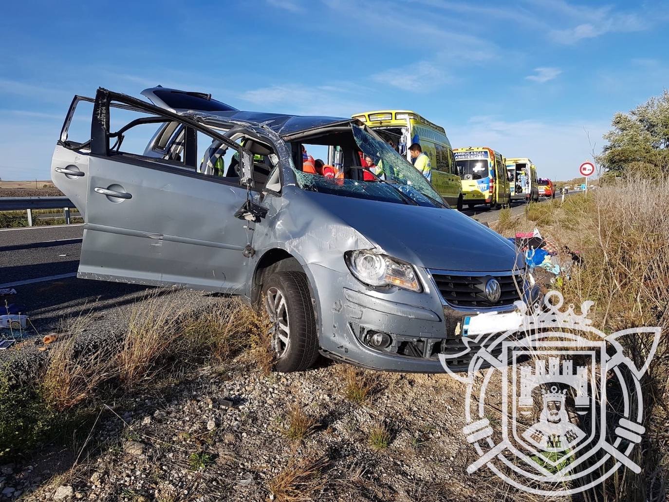 Imagen secundaria 1 - Imágenes de la intervención de los bomberos