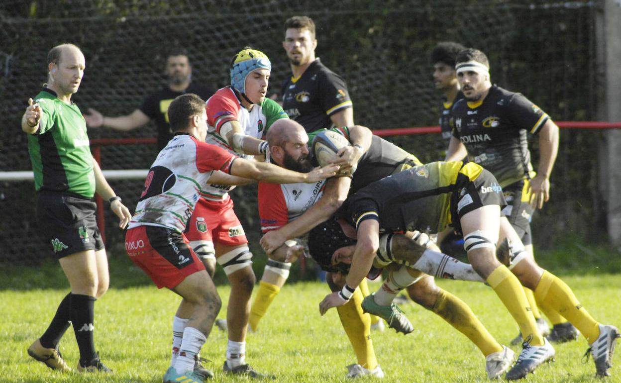 Momento del partido en el que el UBU Colina Clinic ha conseguido su primera victoria. 