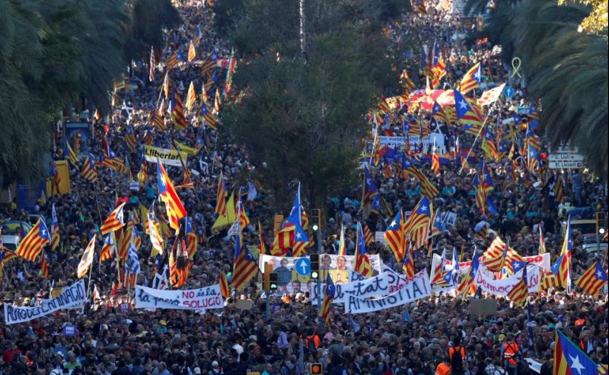 Miles de personas se concentran en Barcelona contra la sentencia del 'procés'.