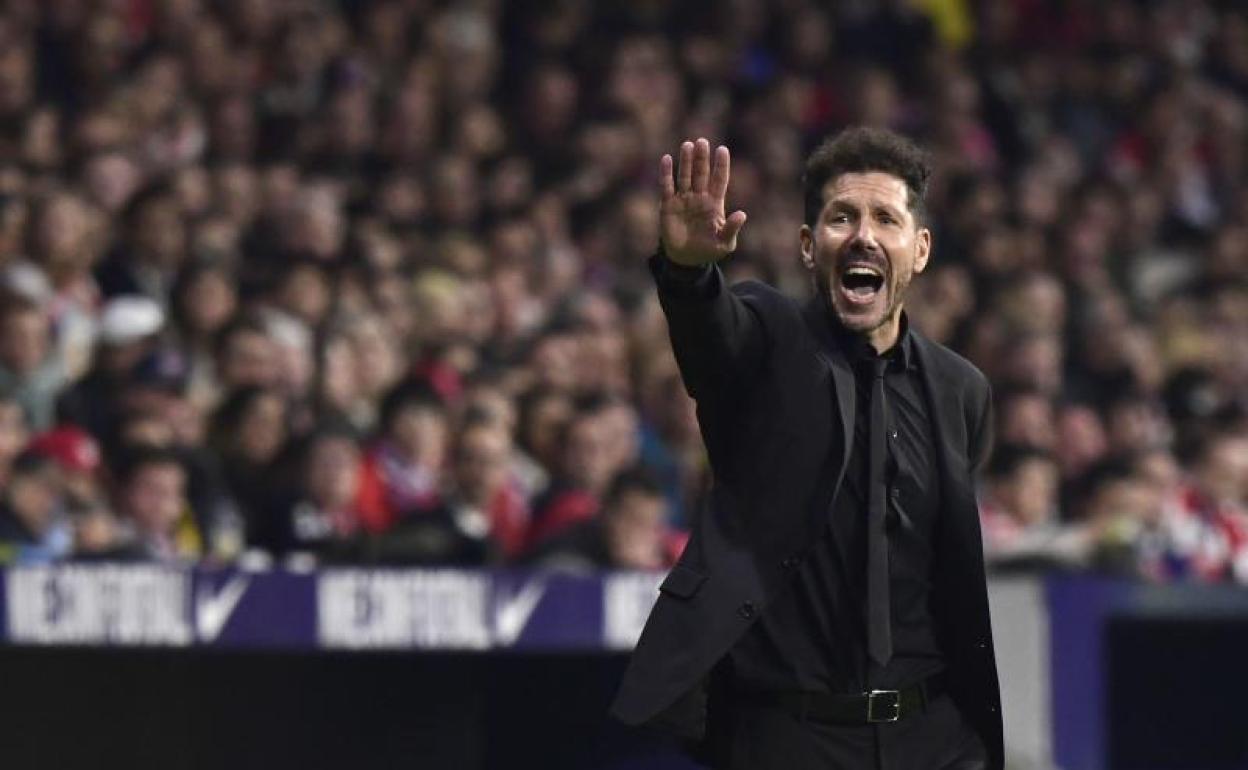 Diego Pablo Simeone, entrenador del Atlético de Madrid, en el transcurso del choque ante el Athletic.