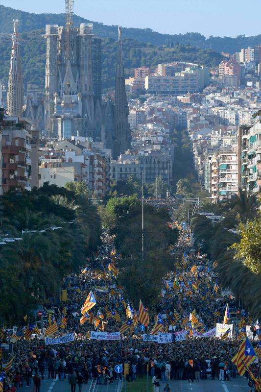 Miles de personas se concentran en Barcelona para protestar por la sentencia del 'procés'.