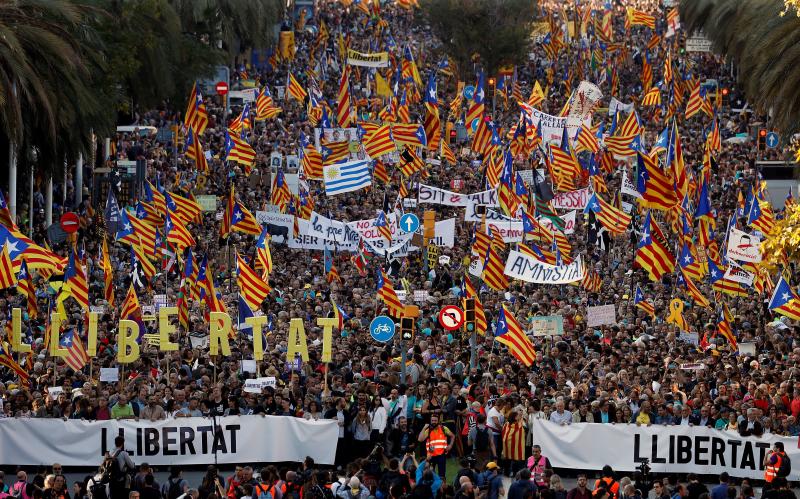 Miles de personas se concentran en Barcelona para protestar por la sentencia del 'procés'.