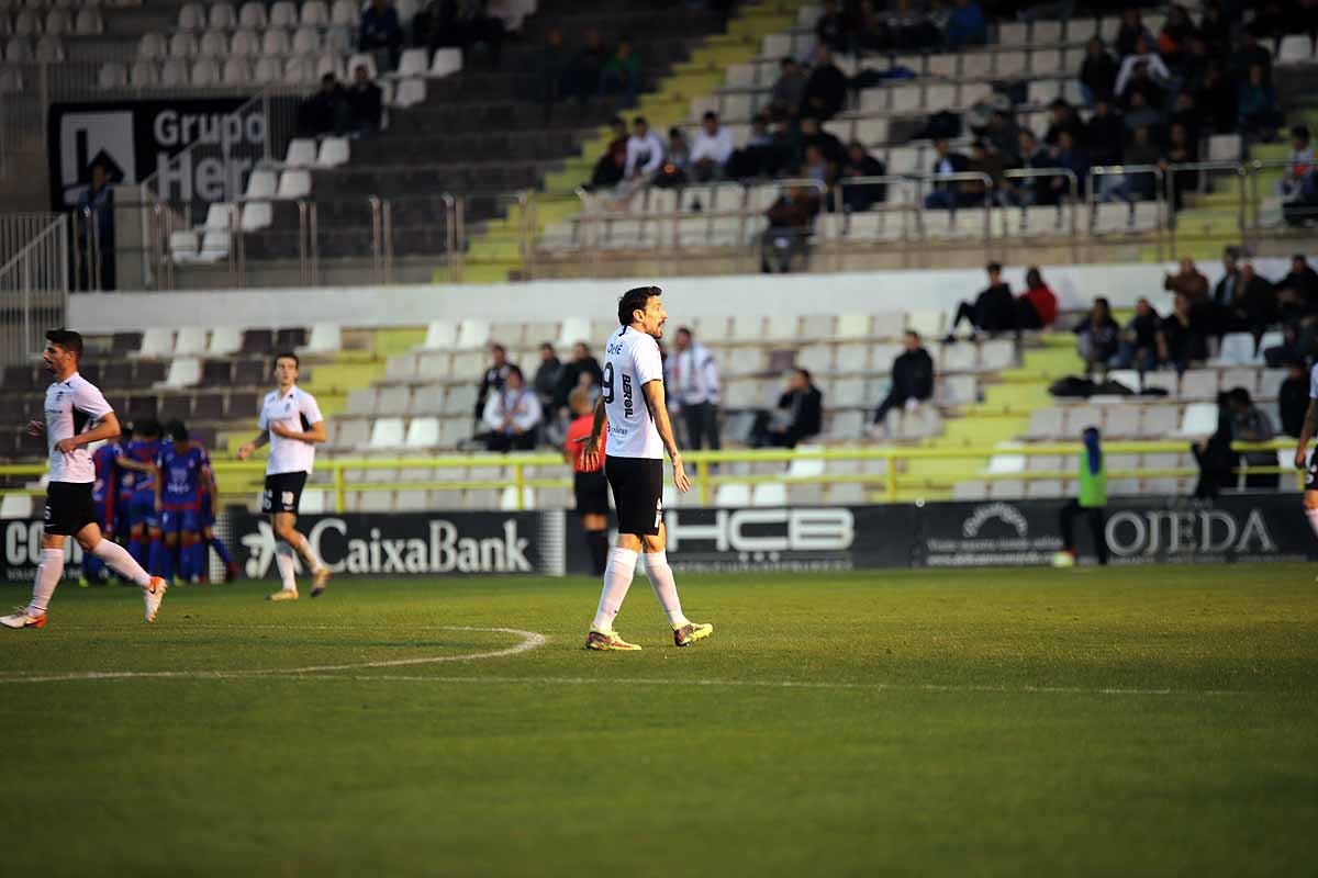 Los blanquinegros han perdido en casa contra la Sociedad Deportiva Amorebieta | Pisculichi encajó el único gol para los locales (1-2) | El Plantío recibió con emoción y homenajes a Mikel Saizar que regresaba a la que fue su portería durante dos temporadas). 