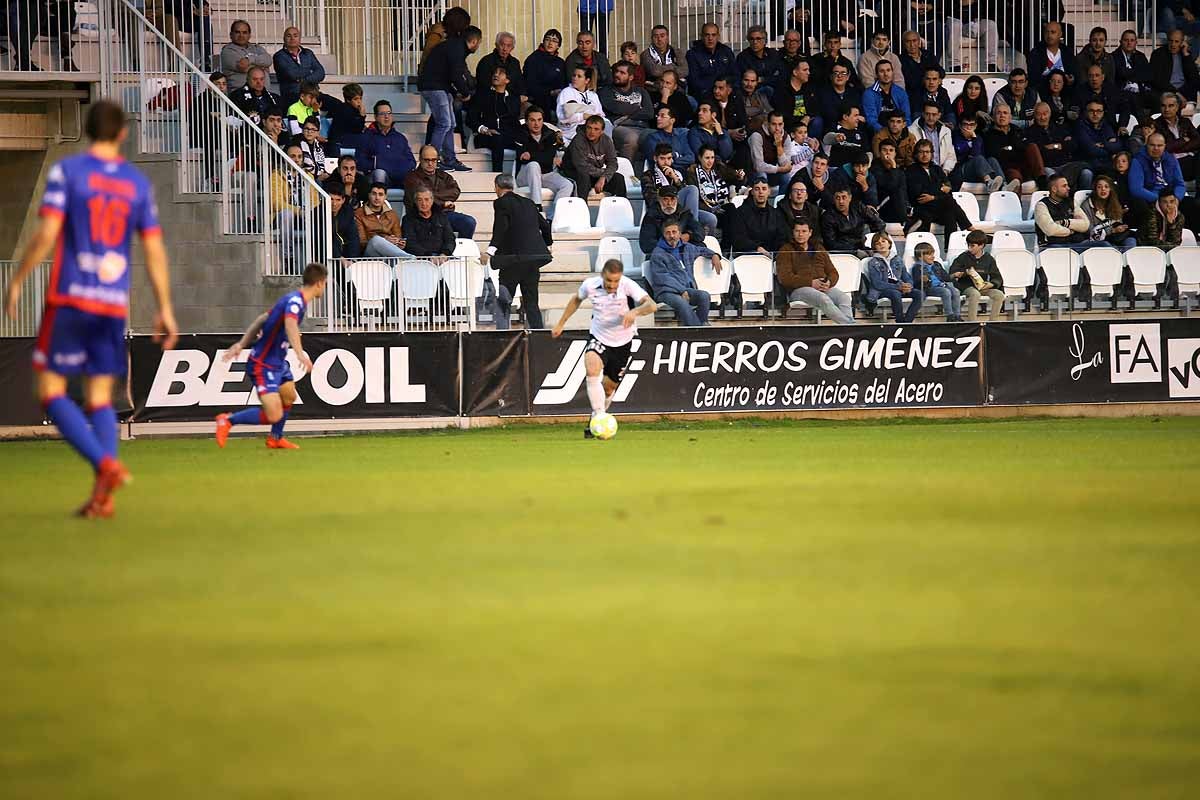 Los blanquinegros han perdido en casa contra la Sociedad Deportiva Amorebieta | Pisculichi encajó el único gol para los locales (1-2) | El Plantío recibió con emoción y homenajes a Mikel Saizar que regresaba a la que fue su portería durante dos temporadas). 