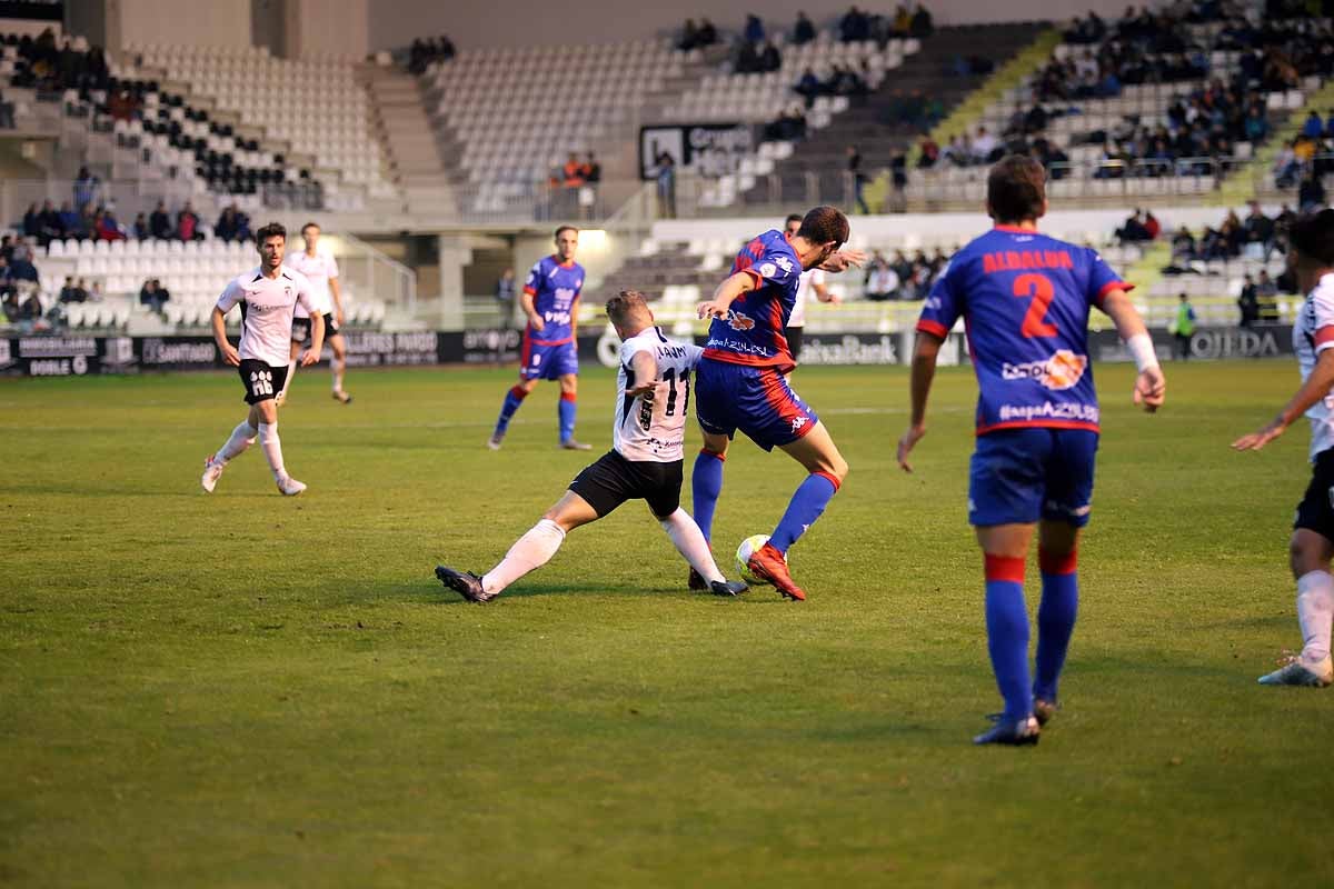 Los blanquinegros han perdido en casa contra la Sociedad Deportiva Amorebieta | Pisculichi encajó el único gol para los locales (1-2) | El Plantío recibió con emoción y homenajes a Mikel Saizar que regresaba a la que fue su portería durante dos temporadas). 