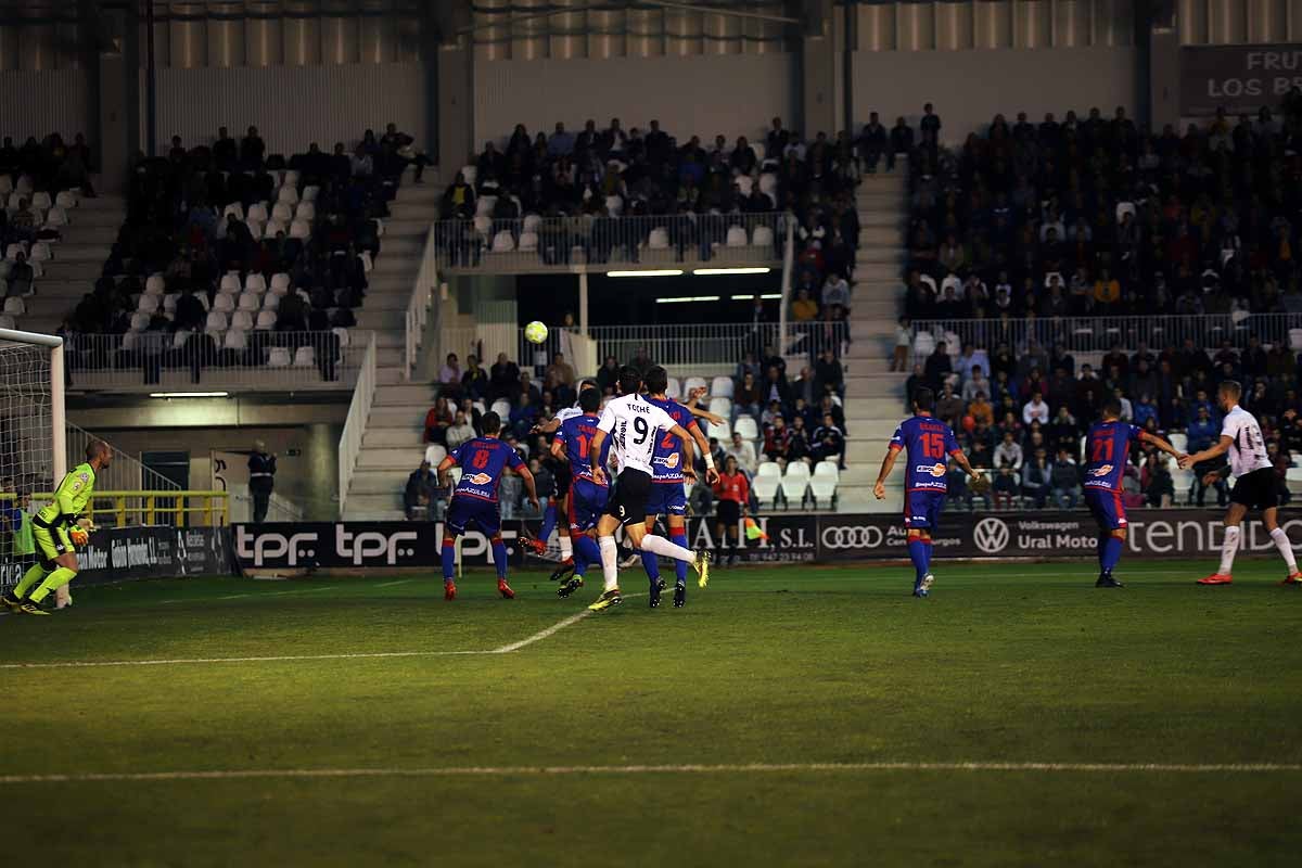 Los blanquinegros han perdido en casa contra la Sociedad Deportiva Amorebieta | Pisculichi encajó el único gol para los locales (1-2) | El Plantío recibió con emoción y homenajes a Mikel Saizar que regresaba a la que fue su portería durante dos temporadas). 