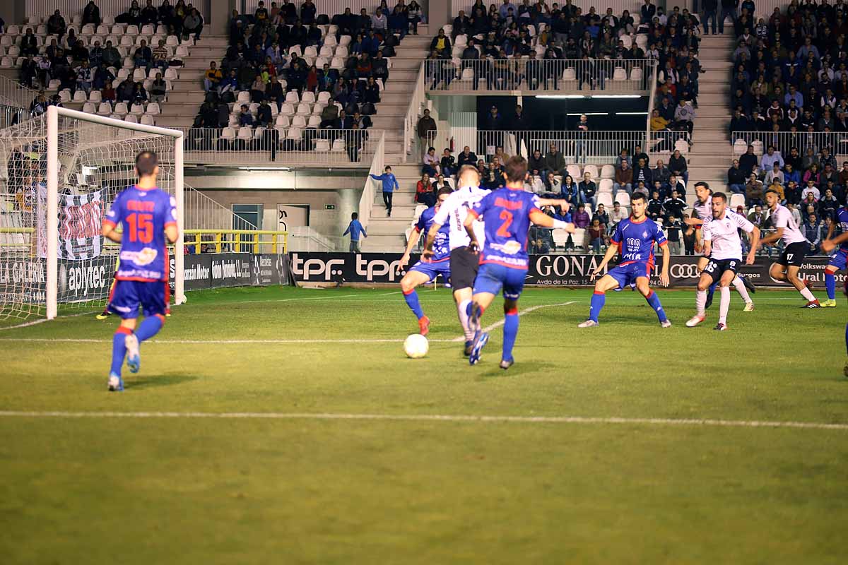 Los blanquinegros han perdido en casa contra la Sociedad Deportiva Amorebieta | Pisculichi encajó el único gol para los locales (1-2) | El Plantío recibió con emoción y homenajes a Mikel Saizar que regresaba a la que fue su portería durante dos temporadas). 