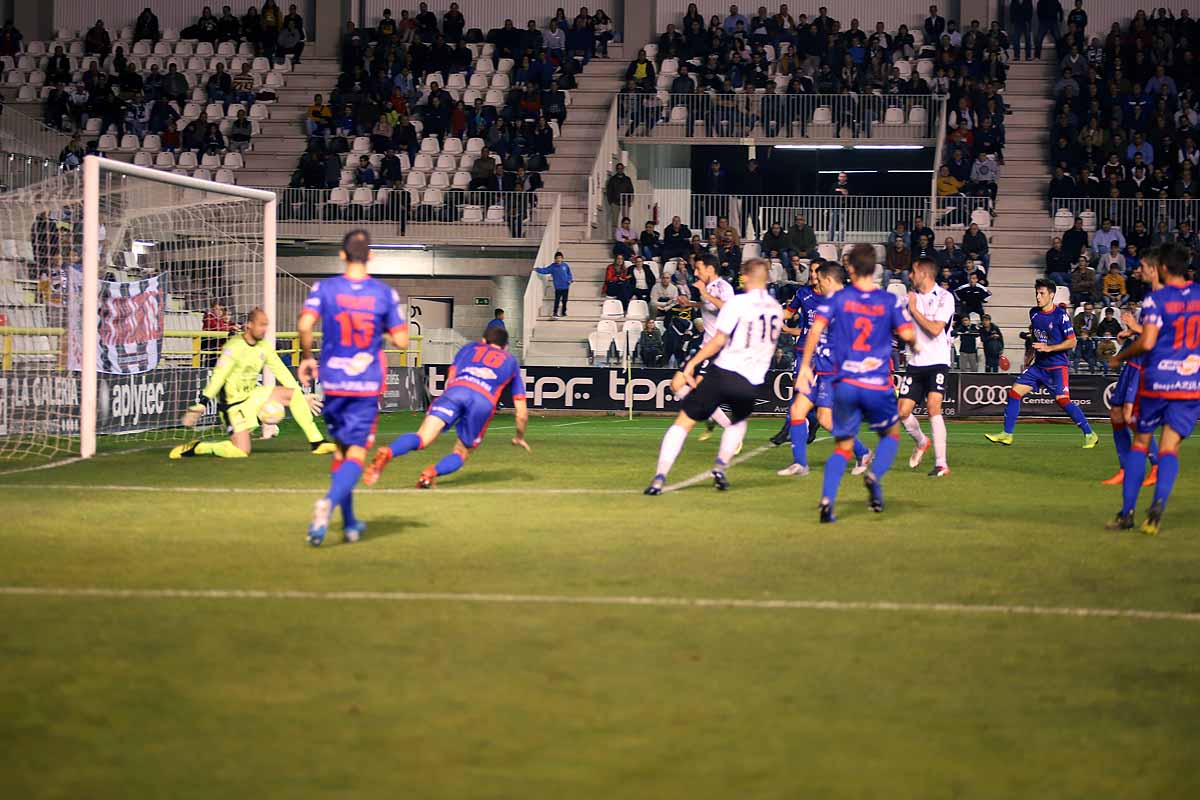 Los blanquinegros han perdido en casa contra la Sociedad Deportiva Amorebieta | Pisculichi encajó el único gol para los locales (1-2) | El Plantío recibió con emoción y homenajes a Mikel Saizar que regresaba a la que fue su portería durante dos temporadas). 