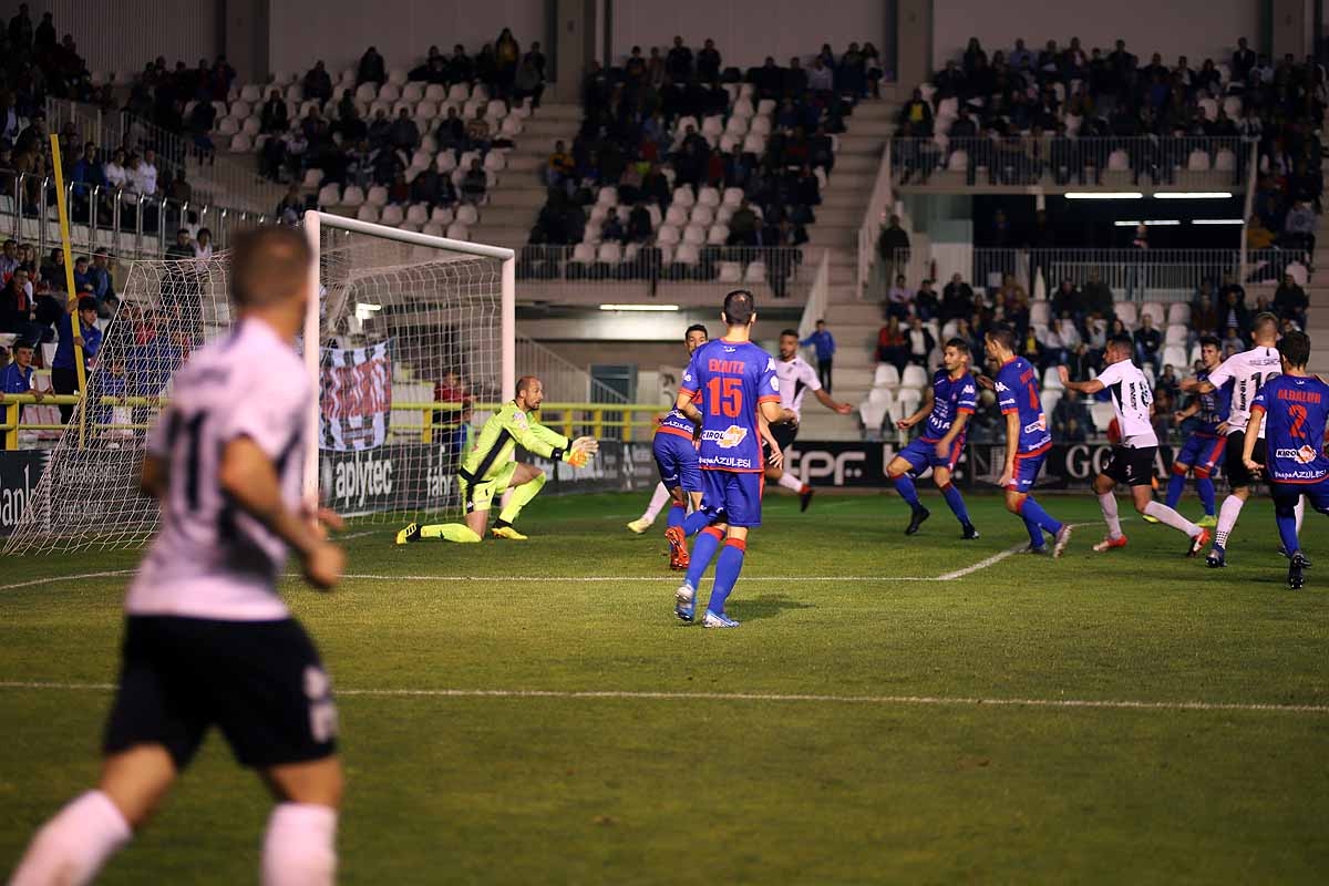 Los blanquinegros han perdido en casa contra la Sociedad Deportiva Amorebieta | Pisculichi encajó el único gol para los locales (1-2) | El Plantío recibió con emoción y homenajes a Mikel Saizar que regresaba a la que fue su portería durante dos temporadas). 