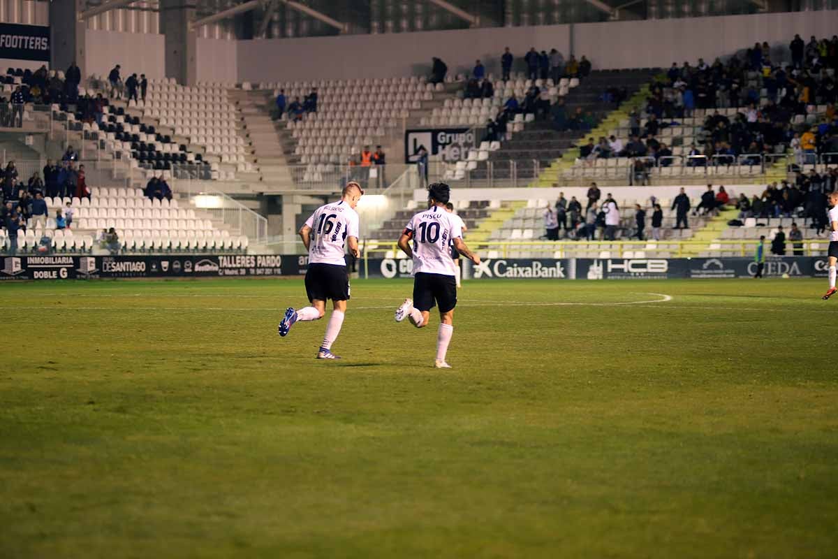 Los blanquinegros han perdido en casa contra la Sociedad Deportiva Amorebieta | Pisculichi encajó el único gol para los locales (1-2) | El Plantío recibió con emoción y homenajes a Mikel Saizar que regresaba a la que fue su portería durante dos temporadas). 