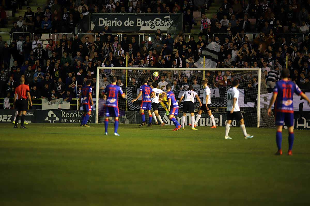 Los blanquinegros han perdido en casa contra la Sociedad Deportiva Amorebieta | Pisculichi encajó el único gol para los locales (1-2) | El Plantío recibió con emoción y homenajes a Mikel Saizar que regresaba a la que fue su portería durante dos temporadas). 