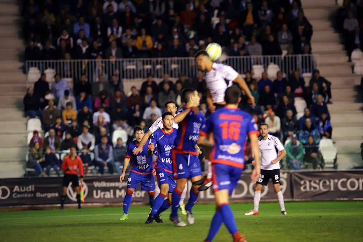 Los blanquinegros han perdido en casa contra la Sociedad Deportiva Amorebieta | Pisculichi encajó el único gol para los locales (1-2) | El Plantío recibió con emoción y homenajes a Mikel Saizar que regresaba a la que fue su portería durante dos temporadas). 