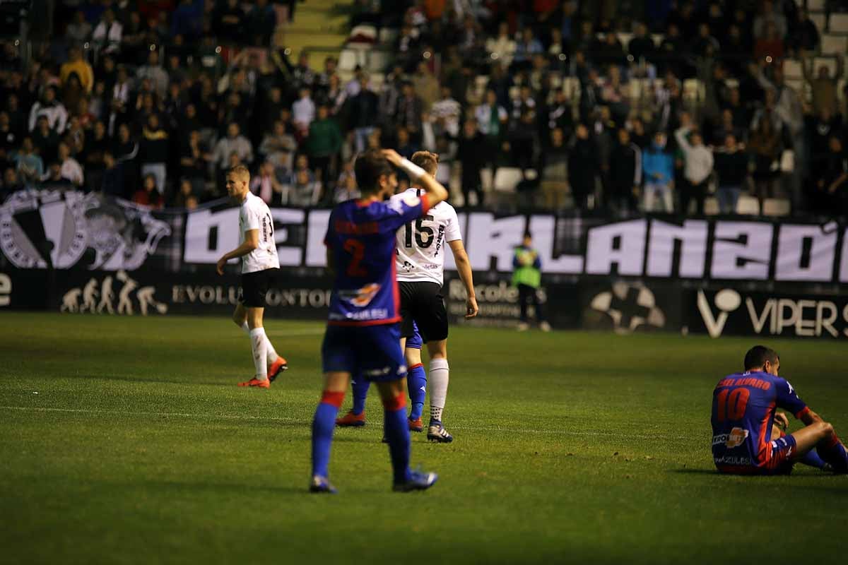 Los blanquinegros han perdido en casa contra la Sociedad Deportiva Amorebieta | Pisculichi encajó el único gol para los locales (1-2) | El Plantío recibió con emoción y homenajes a Mikel Saizar que regresaba a la que fue su portería durante dos temporadas). 