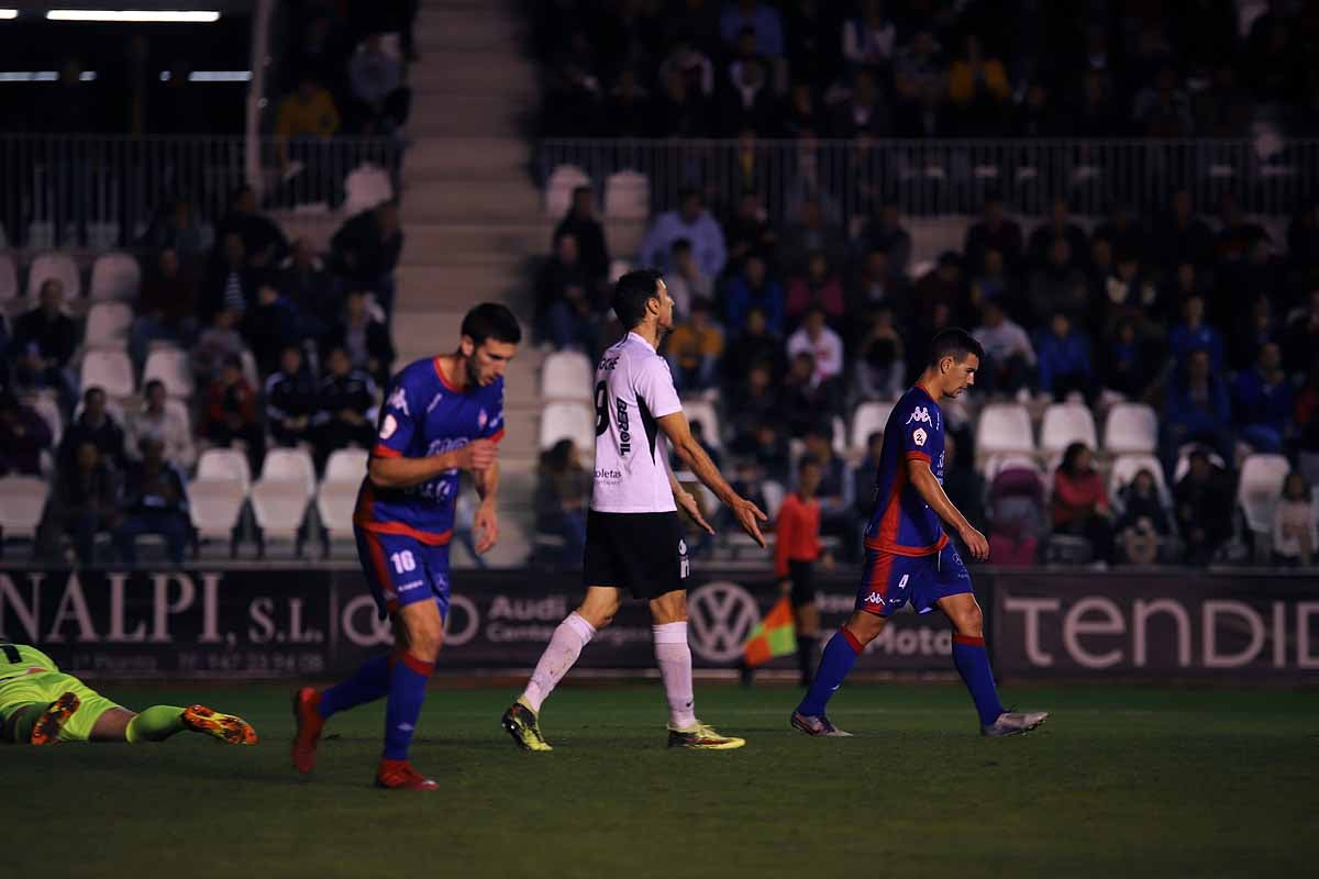 Los blanquinegros han perdido en casa contra la Sociedad Deportiva Amorebieta | Pisculichi encajó el único gol para los locales (1-2) | El Plantío recibió con emoción y homenajes a Mikel Saizar que regresaba a la que fue su portería durante dos temporadas). 