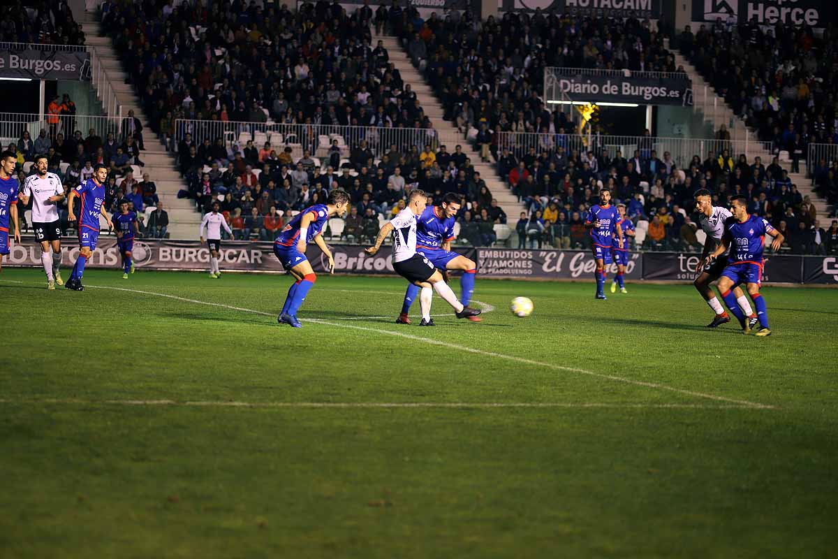 Los blanquinegros han perdido en casa contra la Sociedad Deportiva Amorebieta | Pisculichi encajó el único gol para los locales (1-2) | El Plantío recibió con emoción y homenajes a Mikel Saizar que regresaba a la que fue su portería durante dos temporadas). 