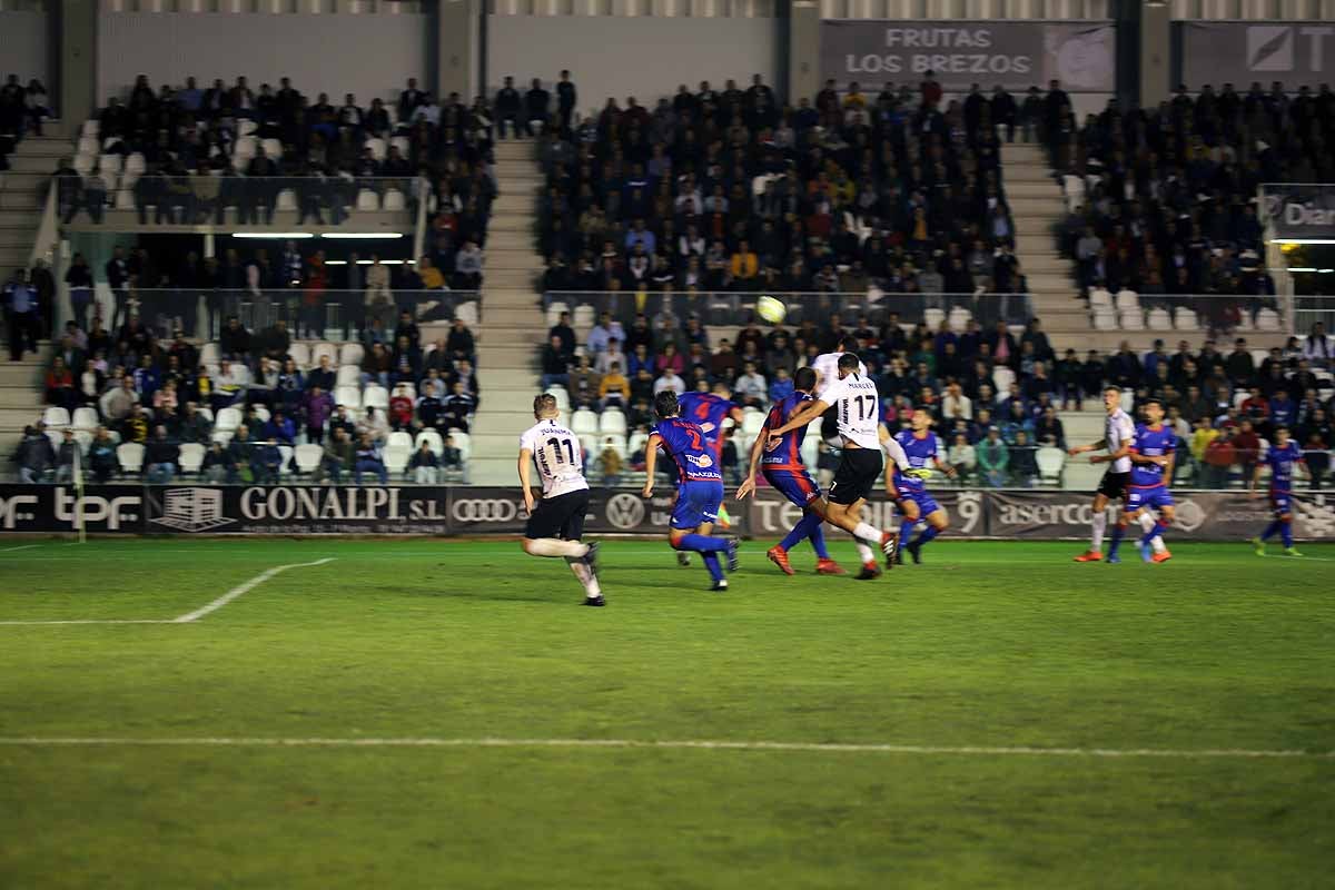 Los blanquinegros han perdido en casa contra la Sociedad Deportiva Amorebieta | Pisculichi encajó el único gol para los locales (1-2) | El Plantío recibió con emoción y homenajes a Mikel Saizar que regresaba a la que fue su portería durante dos temporadas). 