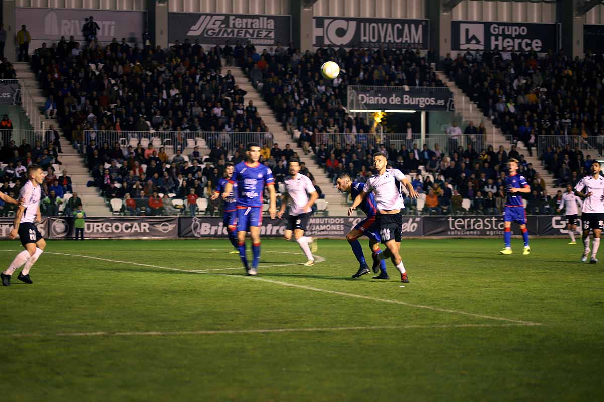 Los blanquinegros han perdido en casa contra la Sociedad Deportiva Amorebieta | Pisculichi encajó el único gol para los locales (1-2) | El Plantío recibió con emoción y homenajes a Mikel Saizar que regresaba a la que fue su portería durante dos temporadas). 