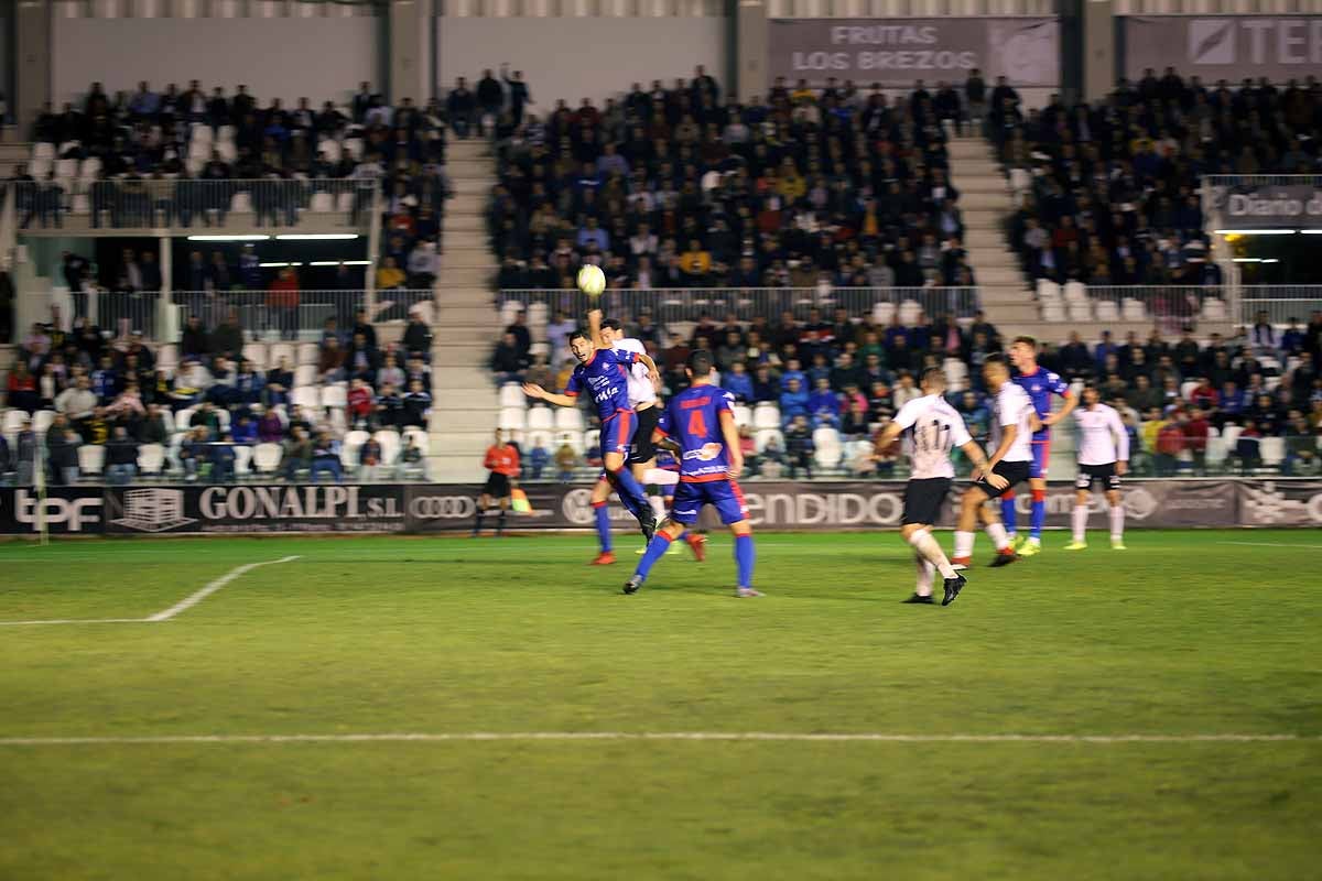 Los blanquinegros han perdido en casa contra la Sociedad Deportiva Amorebieta | Pisculichi encajó el único gol para los locales (1-2) | El Plantío recibió con emoción y homenajes a Mikel Saizar que regresaba a la que fue su portería durante dos temporadas). 