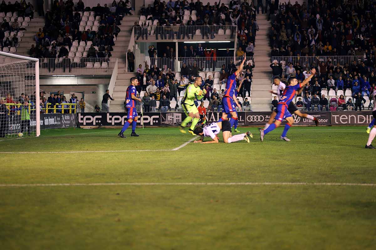 Los blanquinegros han perdido en casa contra la Sociedad Deportiva Amorebieta | Pisculichi encajó el único gol para los locales (1-2) | El Plantío recibió con emoción y homenajes a Mikel Saizar que regresaba a la que fue su portería durante dos temporadas). 