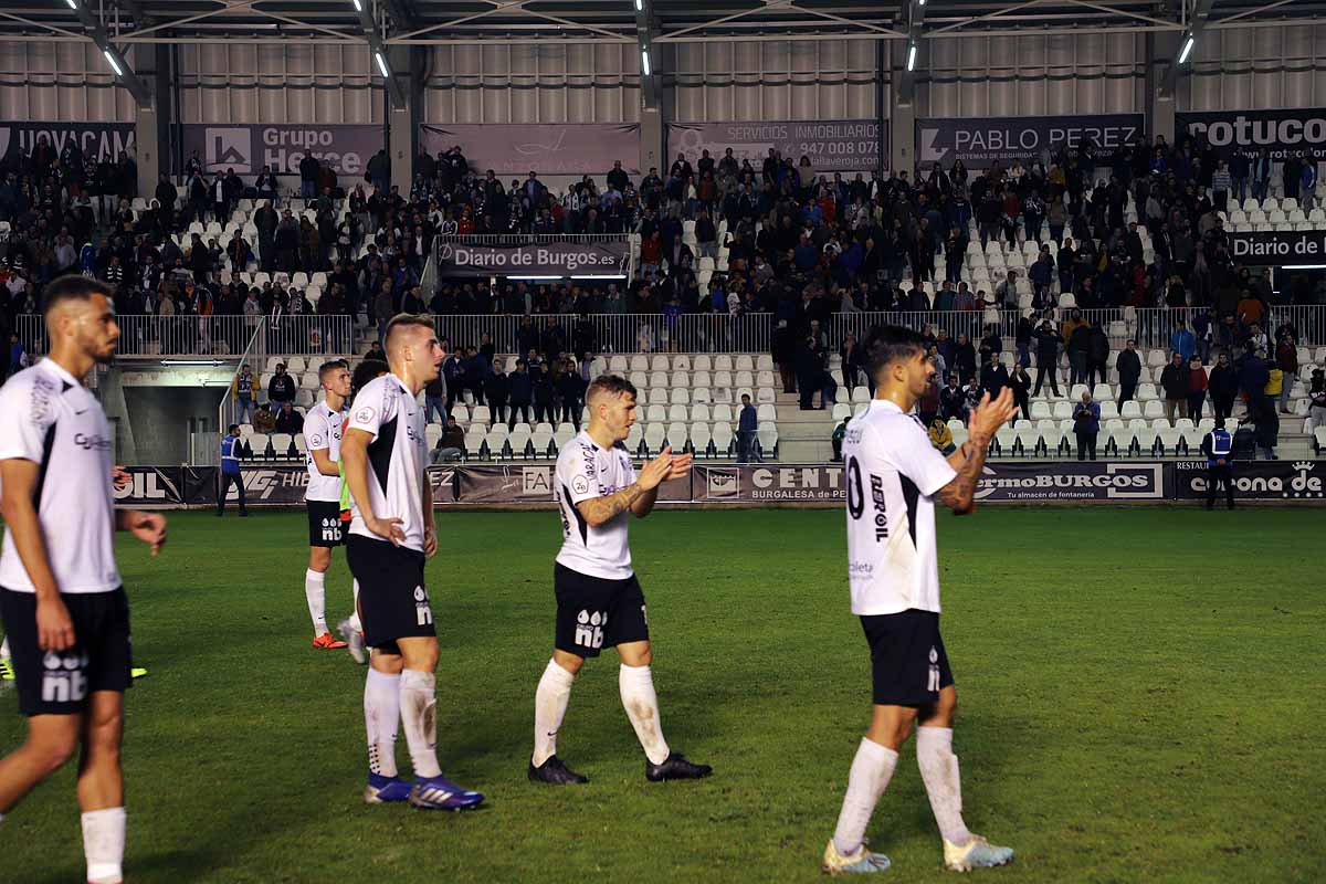 Los blanquinegros han perdido en casa contra la Sociedad Deportiva Amorebieta | Pisculichi encajó el único gol para los locales (1-2) | El Plantío recibió con emoción y homenajes a Mikel Saizar que regresaba a la que fue su portería durante dos temporadas). 