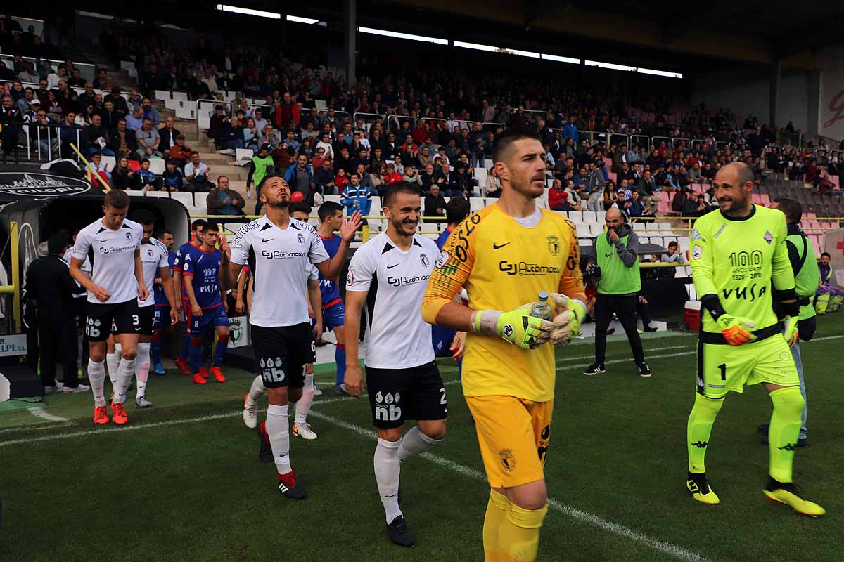 Los blanquinegros han perdido en casa contra la Sociedad Deportiva Amorebieta | Pisculichi encajó el único gol para los locales (1-2) | El Plantío recibió con emoción y homenajes a Mikel Saizar que regresaba a la que fue su portería durante dos temporadas). 