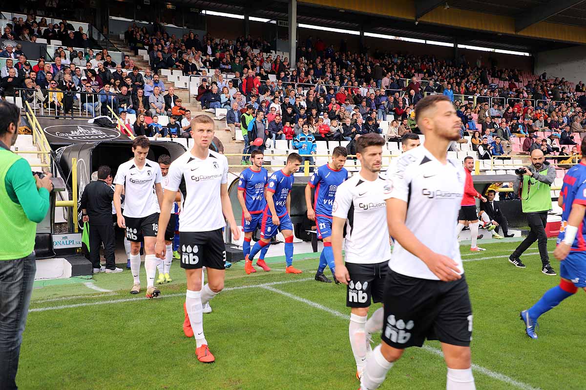 Los blanquinegros han perdido en casa contra la Sociedad Deportiva Amorebieta | Pisculichi encajó el único gol para los locales (1-2) | El Plantío recibió con emoción y homenajes a Mikel Saizar que regresaba a la que fue su portería durante dos temporadas). 