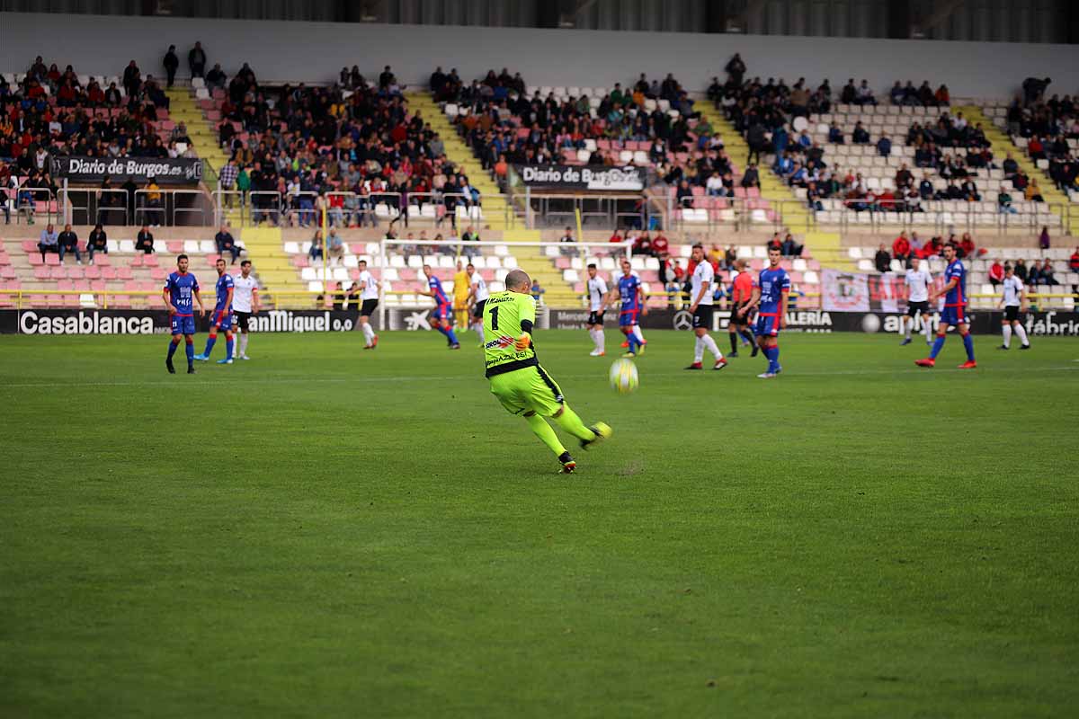 Los blanquinegros han perdido en casa contra la Sociedad Deportiva Amorebieta | Pisculichi encajó el único gol para los locales (1-2) | El Plantío recibió con emoción y homenajes a Mikel Saizar que regresaba a la que fue su portería durante dos temporadas). 