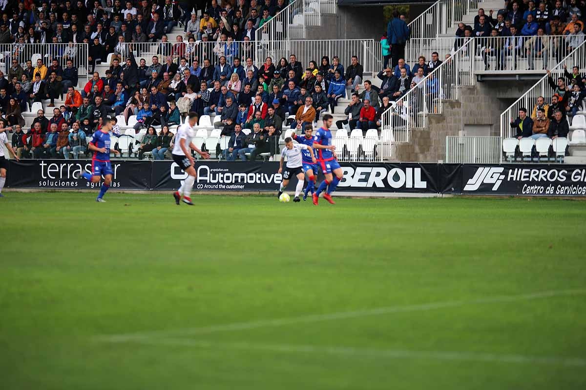 Los blanquinegros han perdido en casa contra la Sociedad Deportiva Amorebieta | Pisculichi encajó el único gol para los locales (1-2) | El Plantío recibió con emoción y homenajes a Mikel Saizar que regresaba a la que fue su portería durante dos temporadas). 