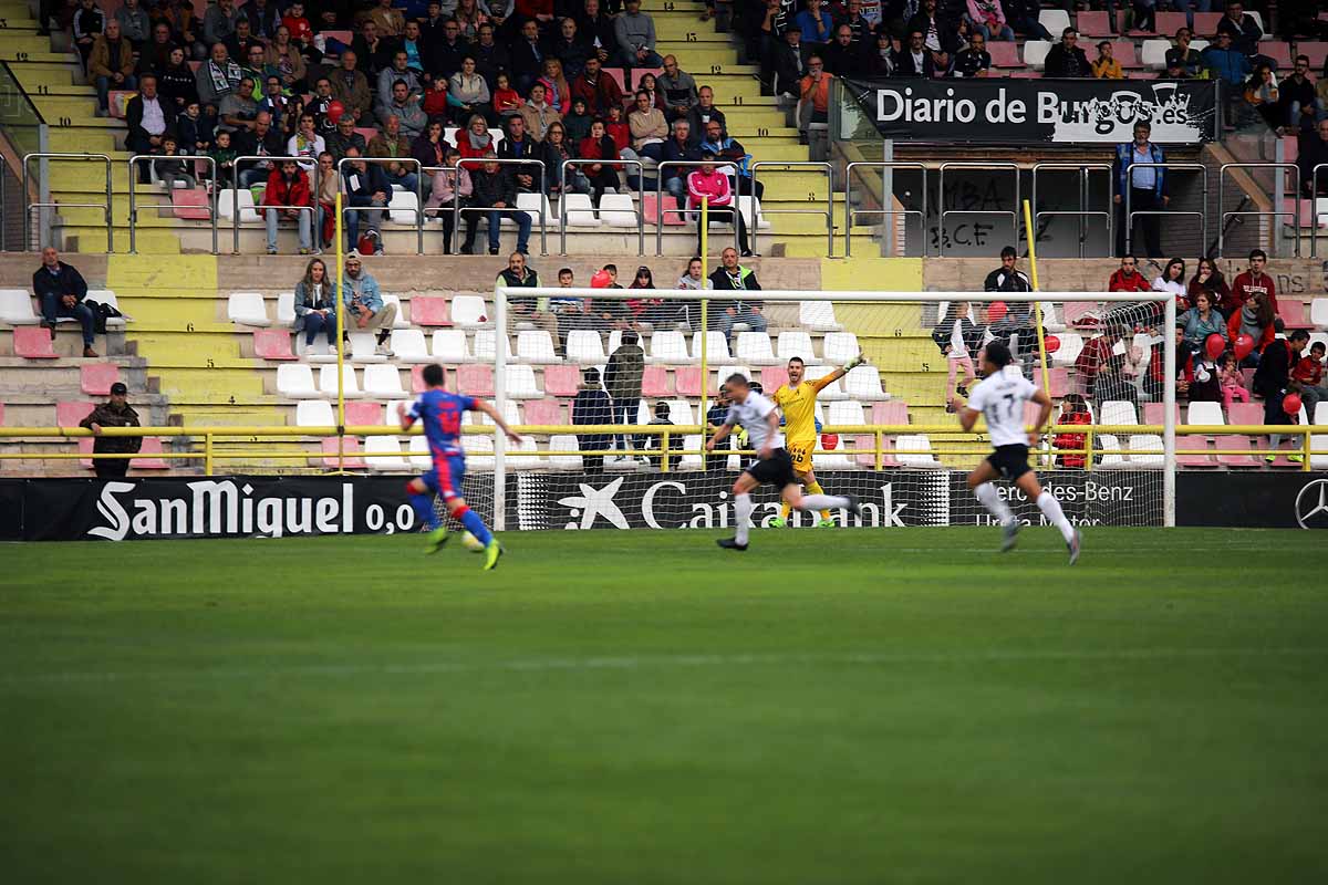 Los blanquinegros han perdido en casa contra la Sociedad Deportiva Amorebieta | Pisculichi encajó el único gol para los locales (1-2) | El Plantío recibió con emoción y homenajes a Mikel Saizar que regresaba a la que fue su portería durante dos temporadas). 