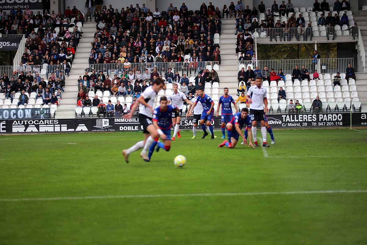 Los blanquinegros han perdido en casa contra la Sociedad Deportiva Amorebieta | Pisculichi encajó el único gol para los locales (1-2) | El Plantío recibió con emoción y homenajes a Mikel Saizar que regresaba a la que fue su portería durante dos temporadas). 