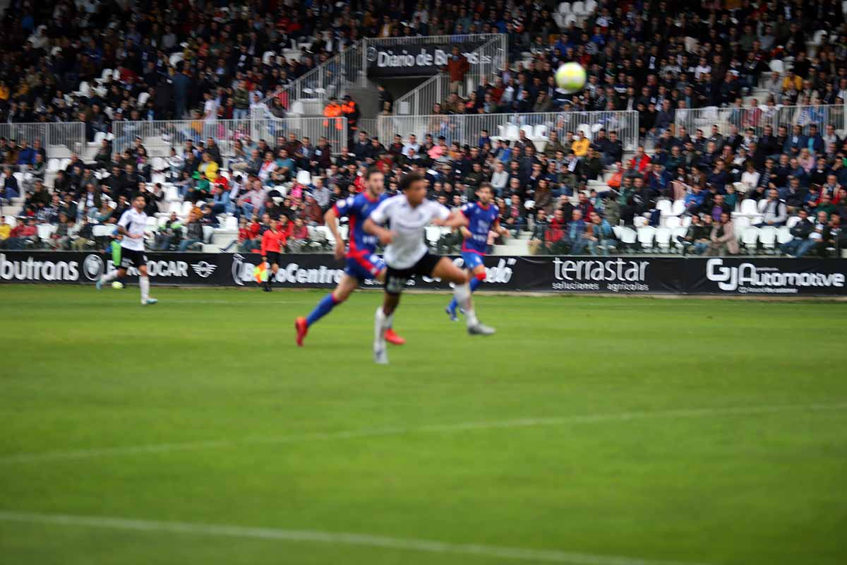 Los blanquinegros han perdido en casa contra la Sociedad Deportiva Amorebieta | Pisculichi encajó el único gol para los locales (1-2) | El Plantío recibió con emoción y homenajes a Mikel Saizar que regresaba a la que fue su portería durante dos temporadas). 