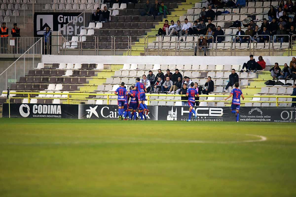 Los blanquinegros han perdido en casa contra la Sociedad Deportiva Amorebieta | Pisculichi encajó el único gol para los locales (1-2) | El Plantío recibió con emoción y homenajes a Mikel Saizar que regresaba a la que fue su portería durante dos temporadas). 