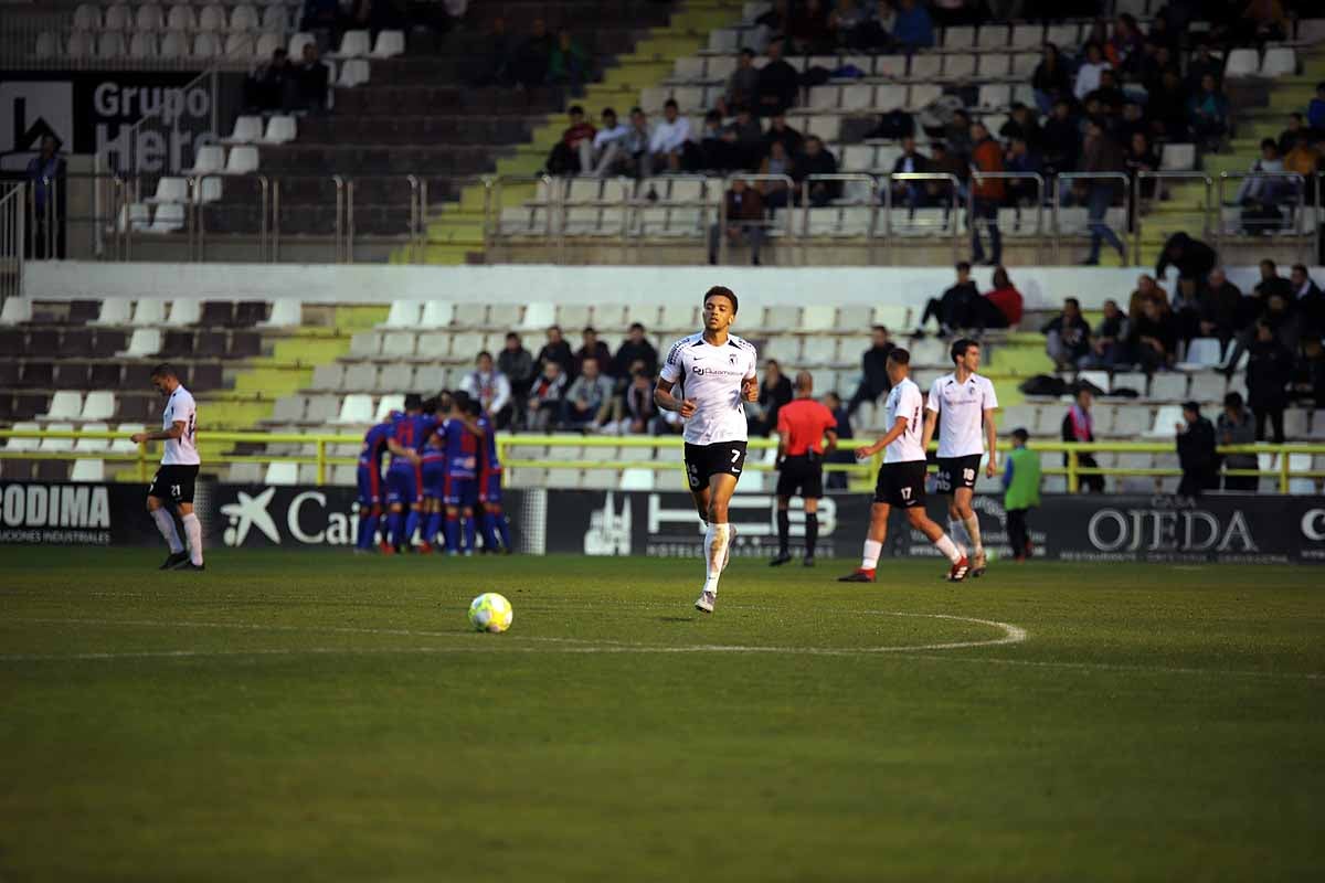 Los blanquinegros han perdido en casa contra la Sociedad Deportiva Amorebieta | Pisculichi encajó el único gol para los locales (1-2) | El Plantío recibió con emoción y homenajes a Mikel Saizar que regresaba a la que fue su portería durante dos temporadas). 