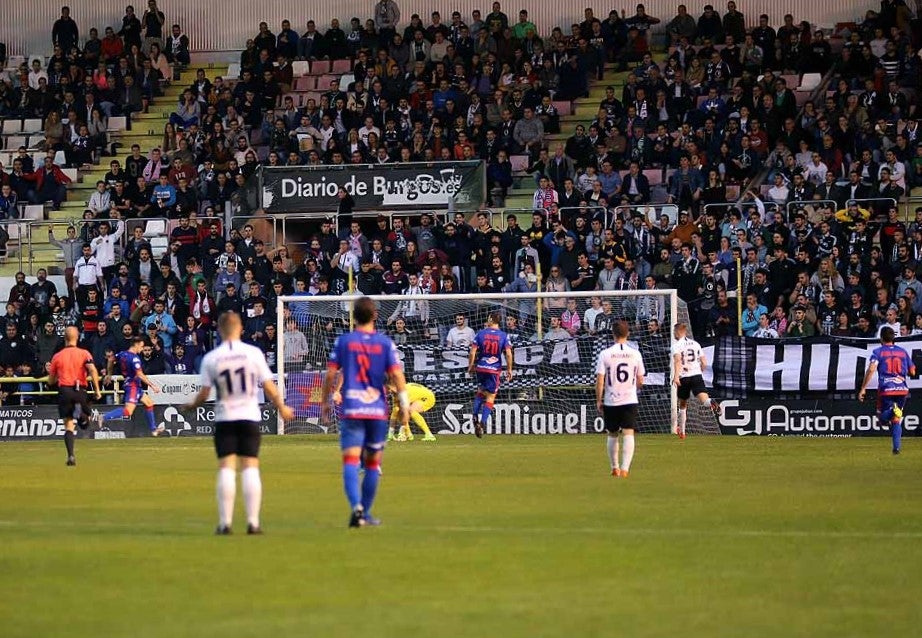 Los blanquinegros han perdido en casa contra la Sociedad Deportiva Amorebieta | Pisculichi encajó el único gol para los locales (1-2) | El Plantío recibió con emoción y homenajes a Mikel Saizar que regresaba a la que fue su portería durante dos temporadas). 