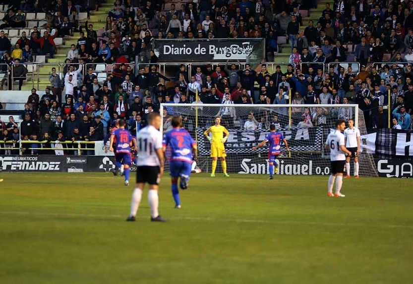 Los blanquinegros han perdido en casa contra la Sociedad Deportiva Amorebieta | Pisculichi encajó el único gol para los locales (1-2) | El Plantío recibió con emoción y homenajes a Mikel Saizar que regresaba a la que fue su portería durante dos temporadas). 