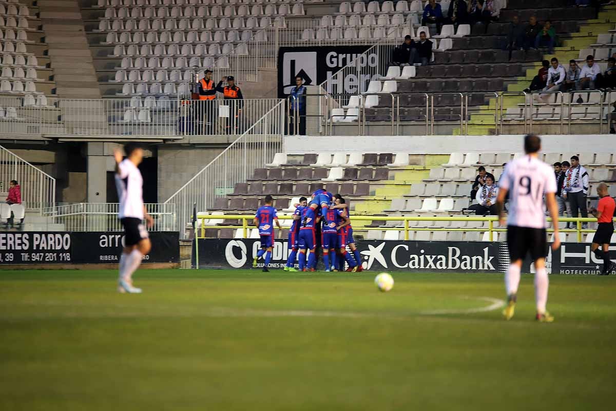 Los blanquinegros han perdido en casa contra la Sociedad Deportiva Amorebieta | Pisculichi encajó el único gol para los locales (1-2) | El Plantío recibió con emoción y homenajes a Mikel Saizar que regresaba a la que fue su portería durante dos temporadas). 