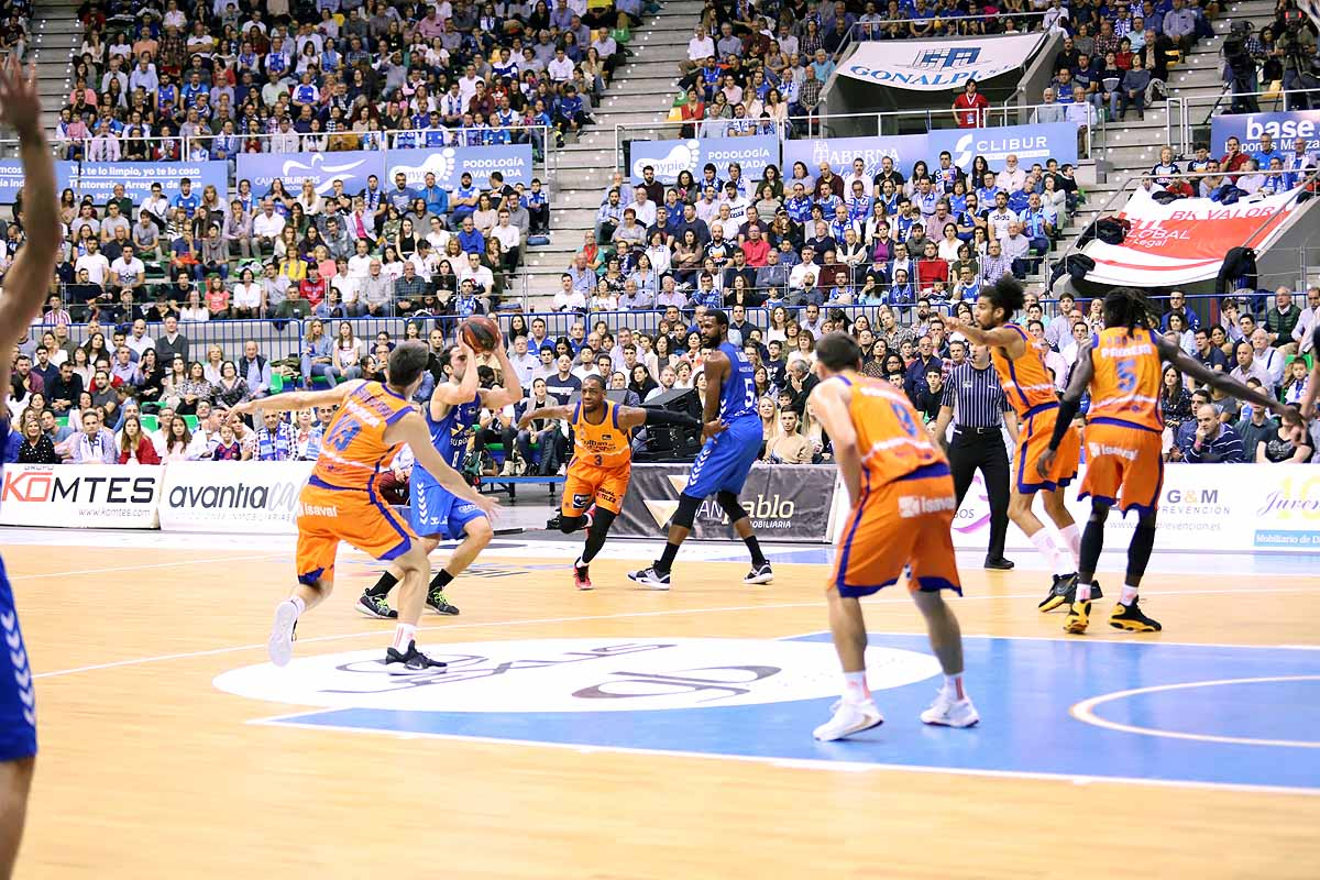 Imágenes del encuentro entre el San Pablo Burgos y el Valencia Basket en el Coliseum. 