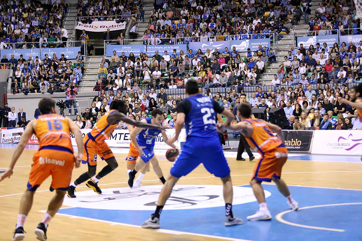 Imágenes del encuentro entre el San Pablo Burgos y el Valencia Basket en el Coliseum. 