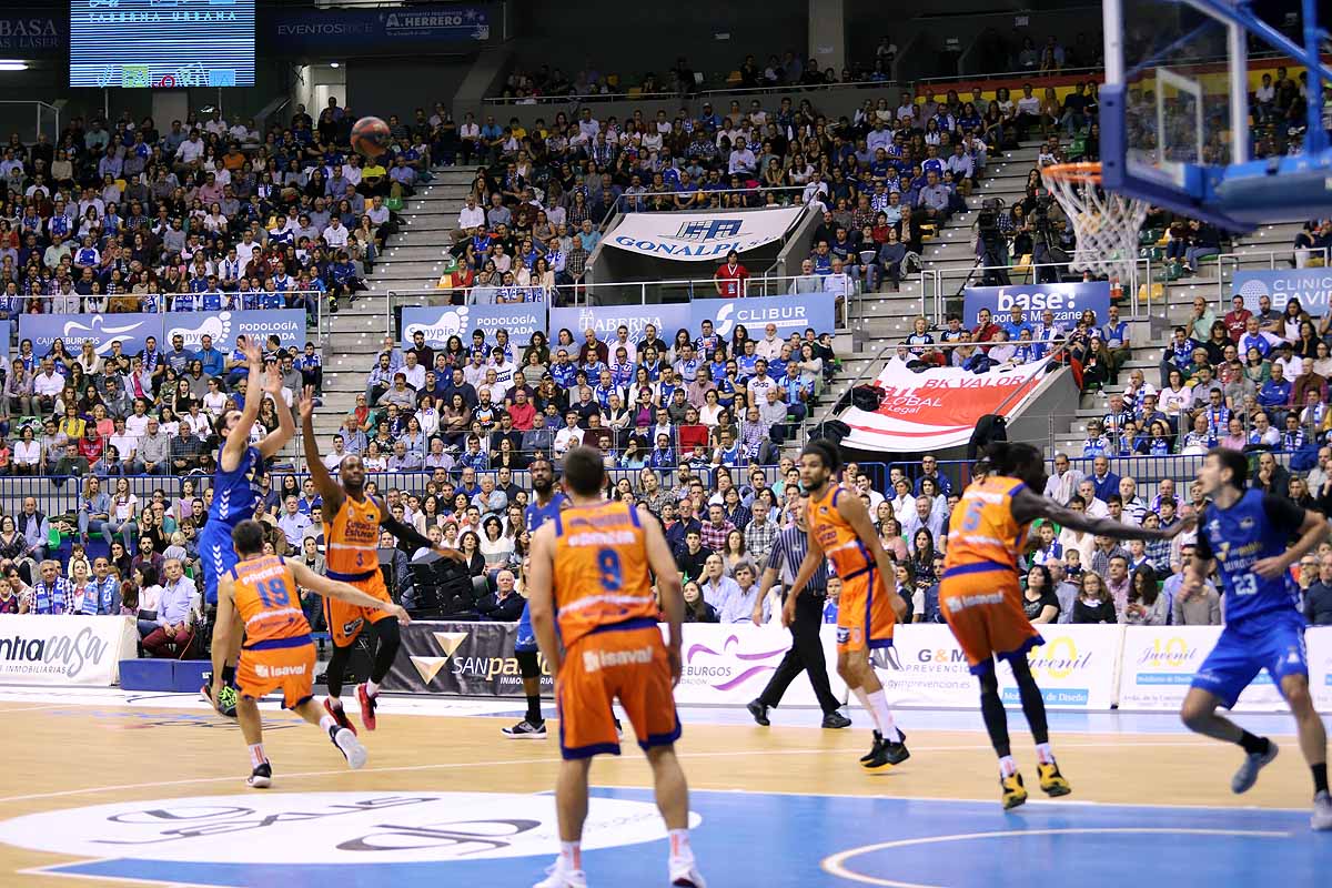 Imágenes del encuentro entre el San Pablo Burgos y el Valencia Basket en el Coliseum. 