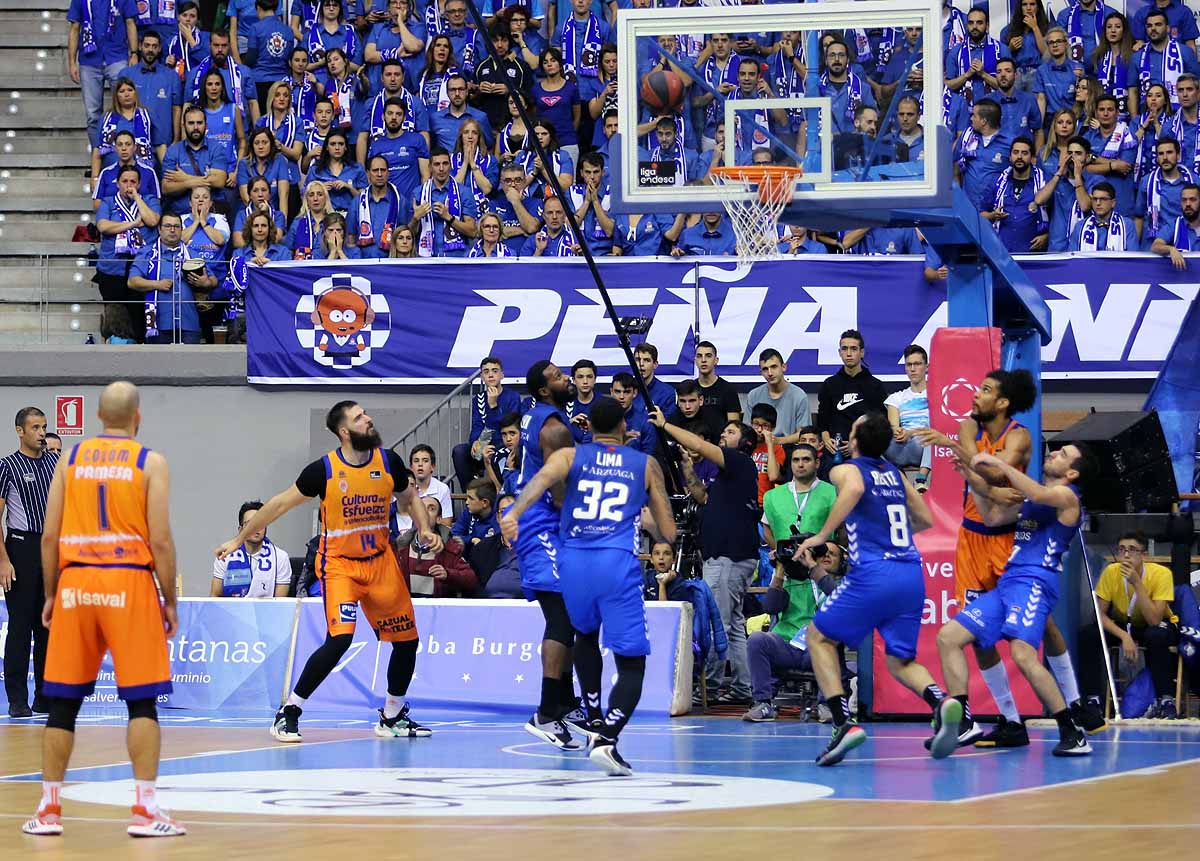 Imágenes del encuentro entre el San Pablo Burgos y el Valencia Basket en el Coliseum. 