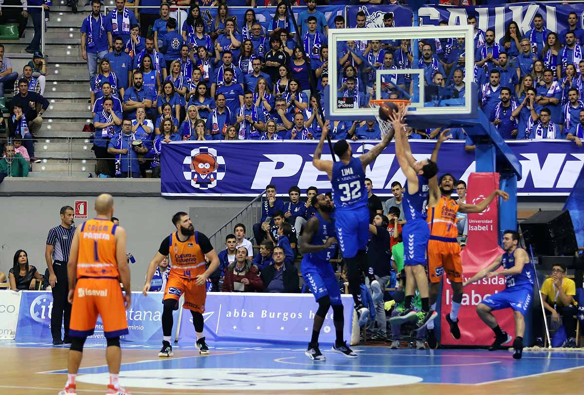 Imágenes del encuentro entre el San Pablo Burgos y el Valencia Basket en el Coliseum. 