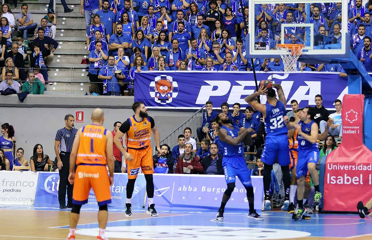 Imágenes del encuentro entre el San Pablo Burgos y el Valencia Basket en el Coliseum. 