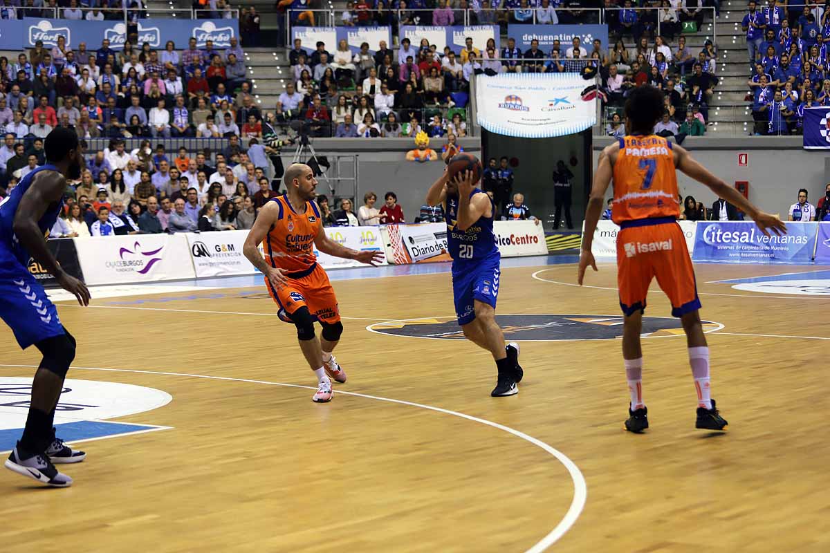 Imágenes del encuentro entre el San Pablo Burgos y el Valencia Basket en el Coliseum. 