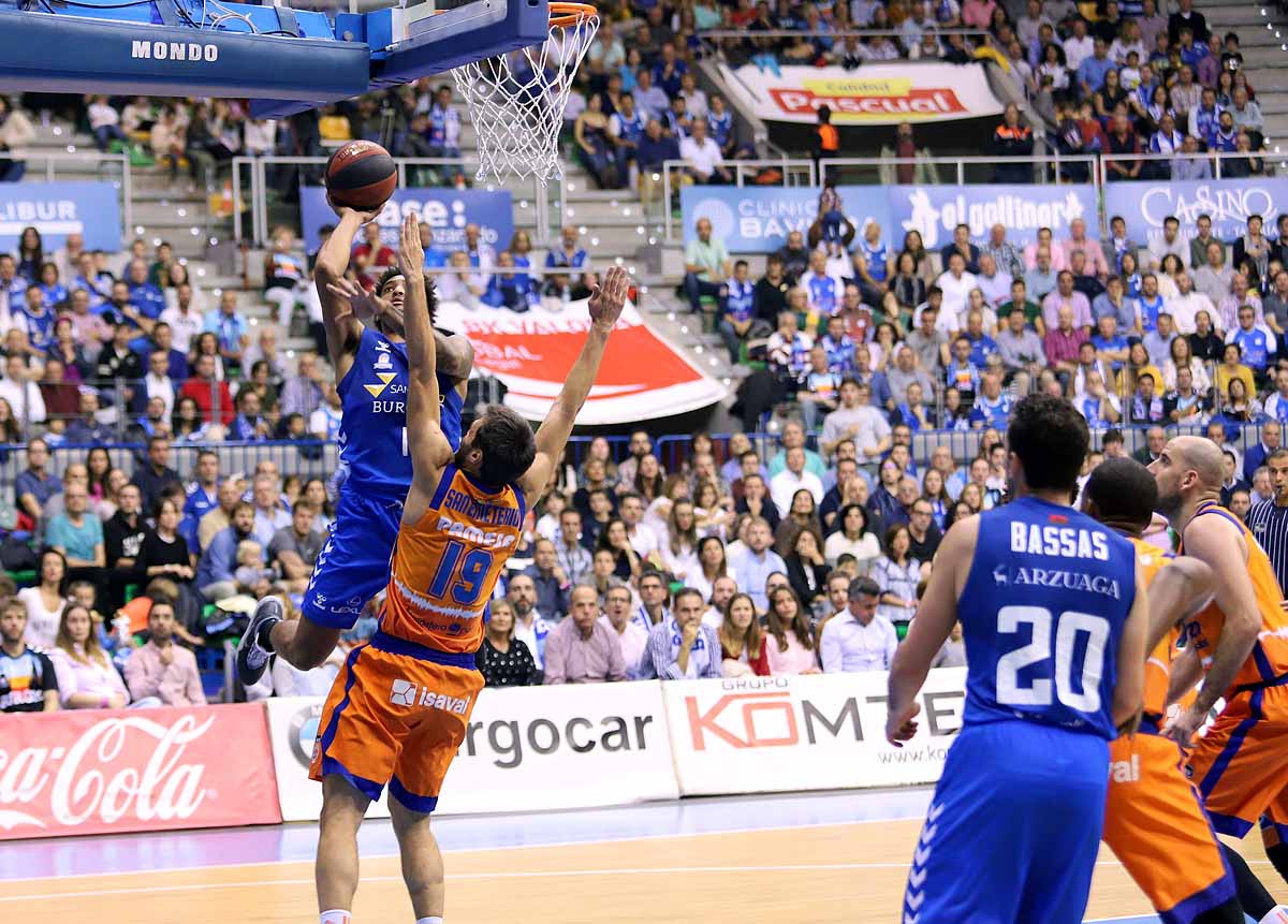 Imágenes del encuentro entre el San Pablo Burgos y el Valencia Basket en el Coliseum. 