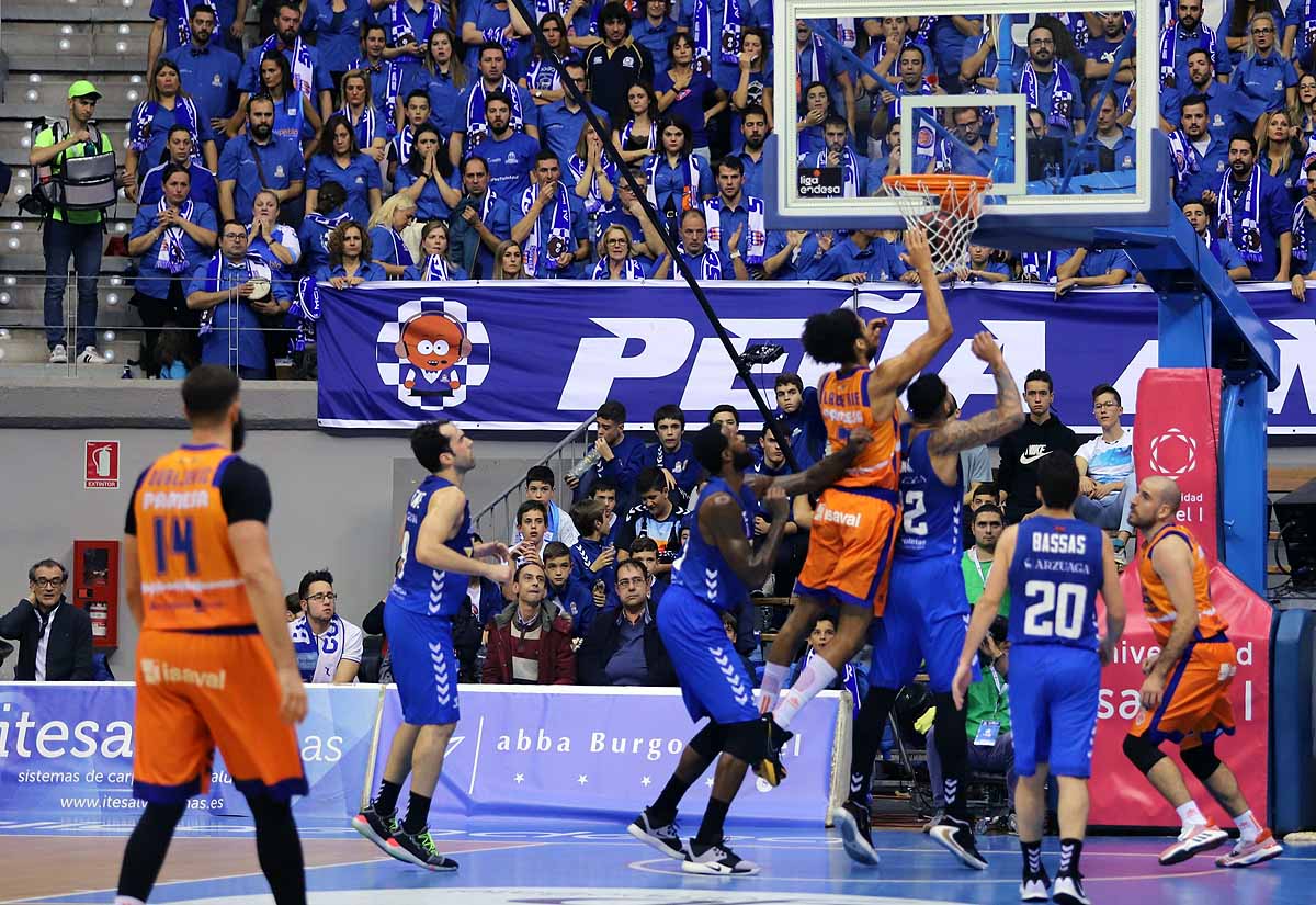 Imágenes del encuentro entre el San Pablo Burgos y el Valencia Basket en el Coliseum. 