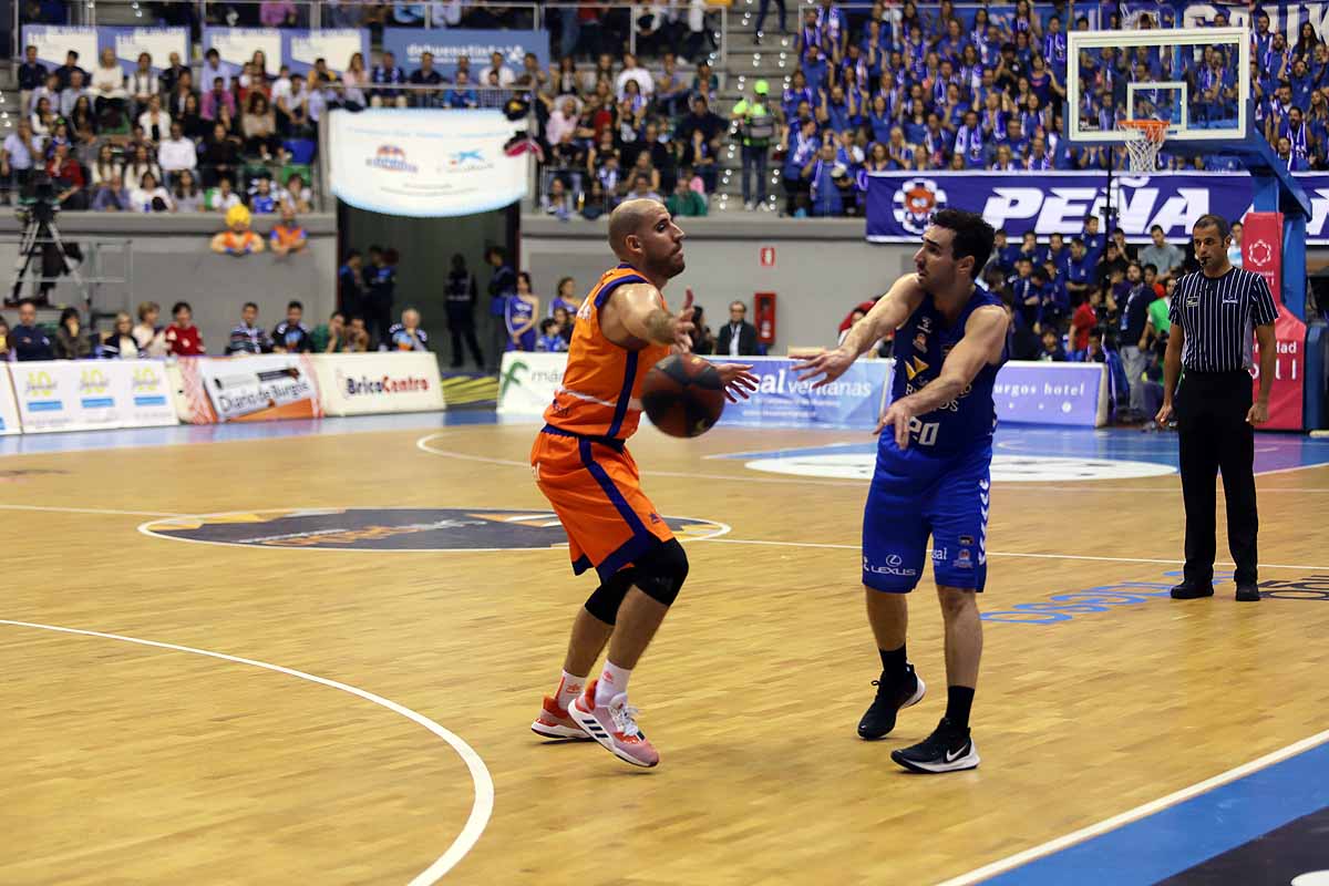 Imágenes del encuentro entre el San Pablo Burgos y el Valencia Basket en el Coliseum. 