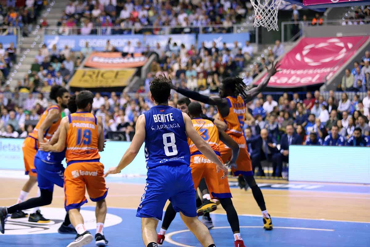 Imágenes del encuentro entre el San Pablo Burgos y el Valencia Basket en el Coliseum. 