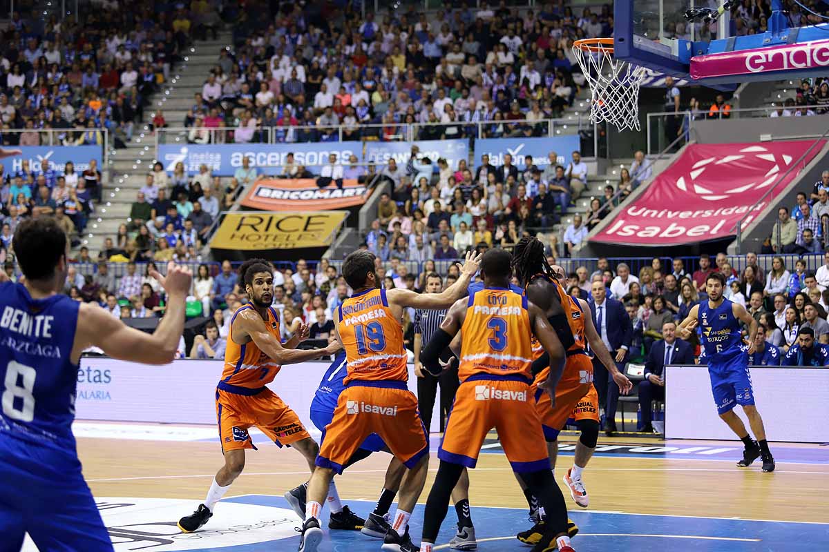 Imágenes del encuentro entre el San Pablo Burgos y el Valencia Basket en el Coliseum. 