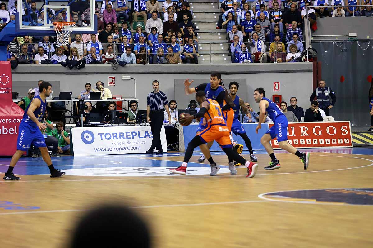 Imágenes del encuentro entre el San Pablo Burgos y el Valencia Basket en el Coliseum. 